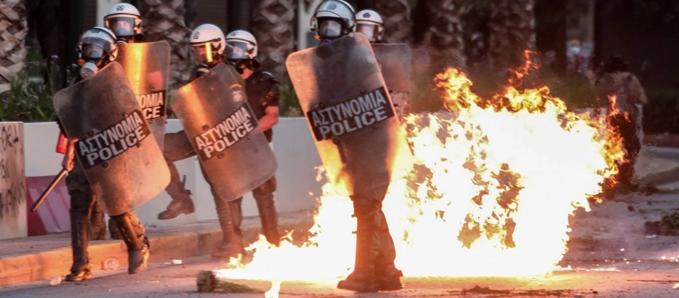 Επεισόδια Σύνταγμα: Κρατείται ο αστυνομικός που απέτρεψε τη σύλληψη «κουκουλοφόρου»